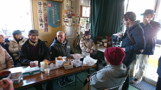 イサバと朝市の陸湊観光案内所