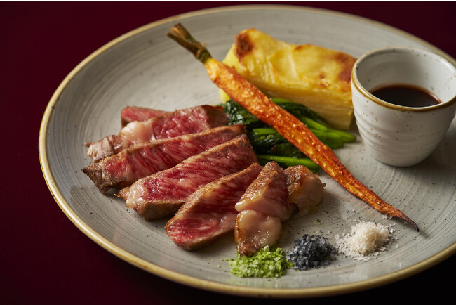 メイン：京都ブランド牛「京の肉」のステーキ 九条ねぎ、京人参、グラタンポテト 柚子香るソースと3種の塩を添えて