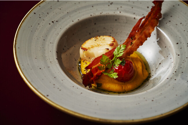 シーフード前菜：帆立のソテー かぼちゃピューレとクリスピーに焼いたパンチェッタ、タイムとローズマリーのオイル