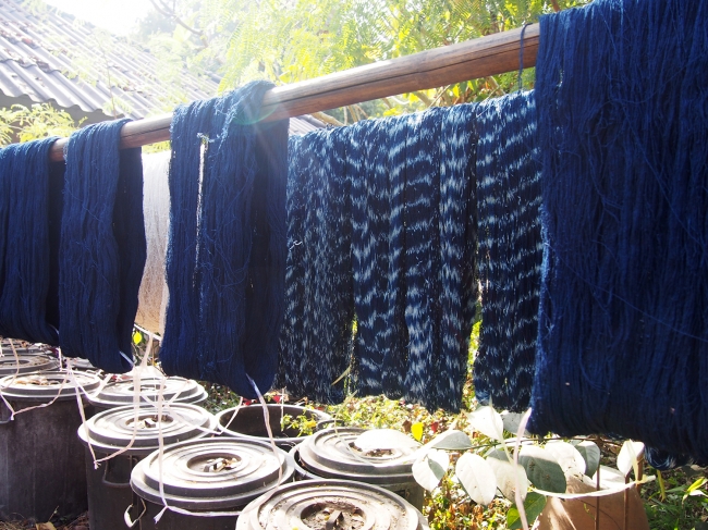 糸を植物で染色して、多彩な技法で布を織る繊細なラオスの手仕事。