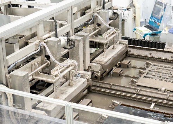 Line where materials are automatically cut out by water jet (the meviy Digital Manufacturing System)