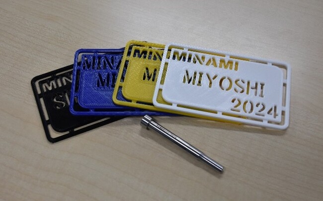 Souvenirs Nameplates made with a 3D printer used to develop equipment at the factory, and punches made by students using ALASHI.