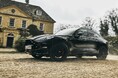 アストンマーティンDBX、Paramount+オリジナルドラマ『モブランド』新シーズンでハリー・ダ・スーザの愛車に