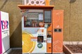 【広島市内初】新広島駅ビル「ミナモア」で350円生搾りオレンジジュース自販機IJOOZが稼働開始