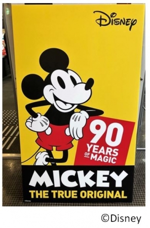 ミッキーマウス スクリーンデビュー９０周年のミッキーパネルがお出迎え。一緒に記念撮影ができます。