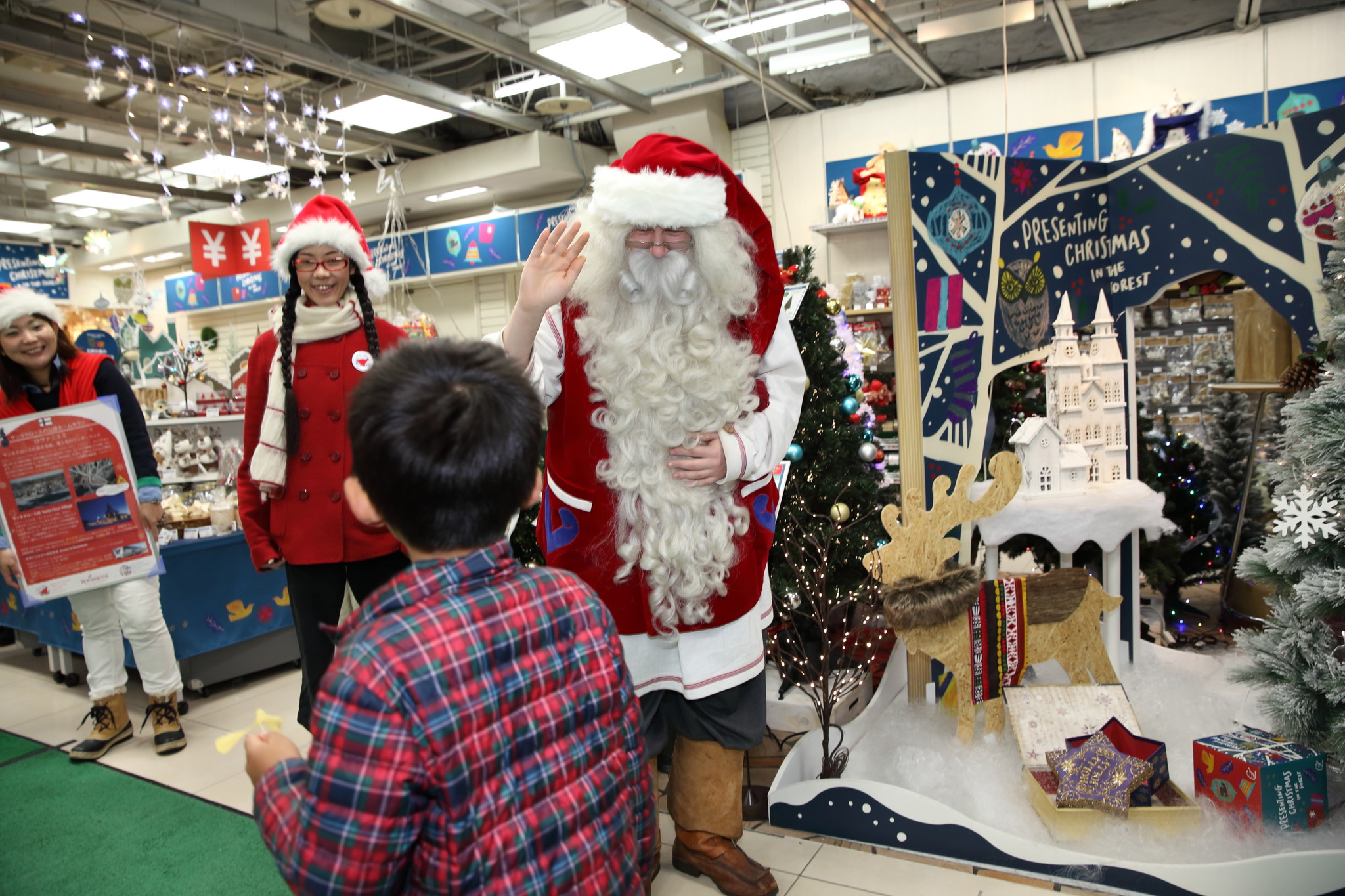 サンタクロースが ハンズで 爆買い サンタも思わず立ち寄る 東急ハンズのクリスマス 11月14日 土 12月25日 金 の期間 全国の東急ハンズ でキャンペーン等を開催しています 株式会社東急ハンズ のプレスリリース