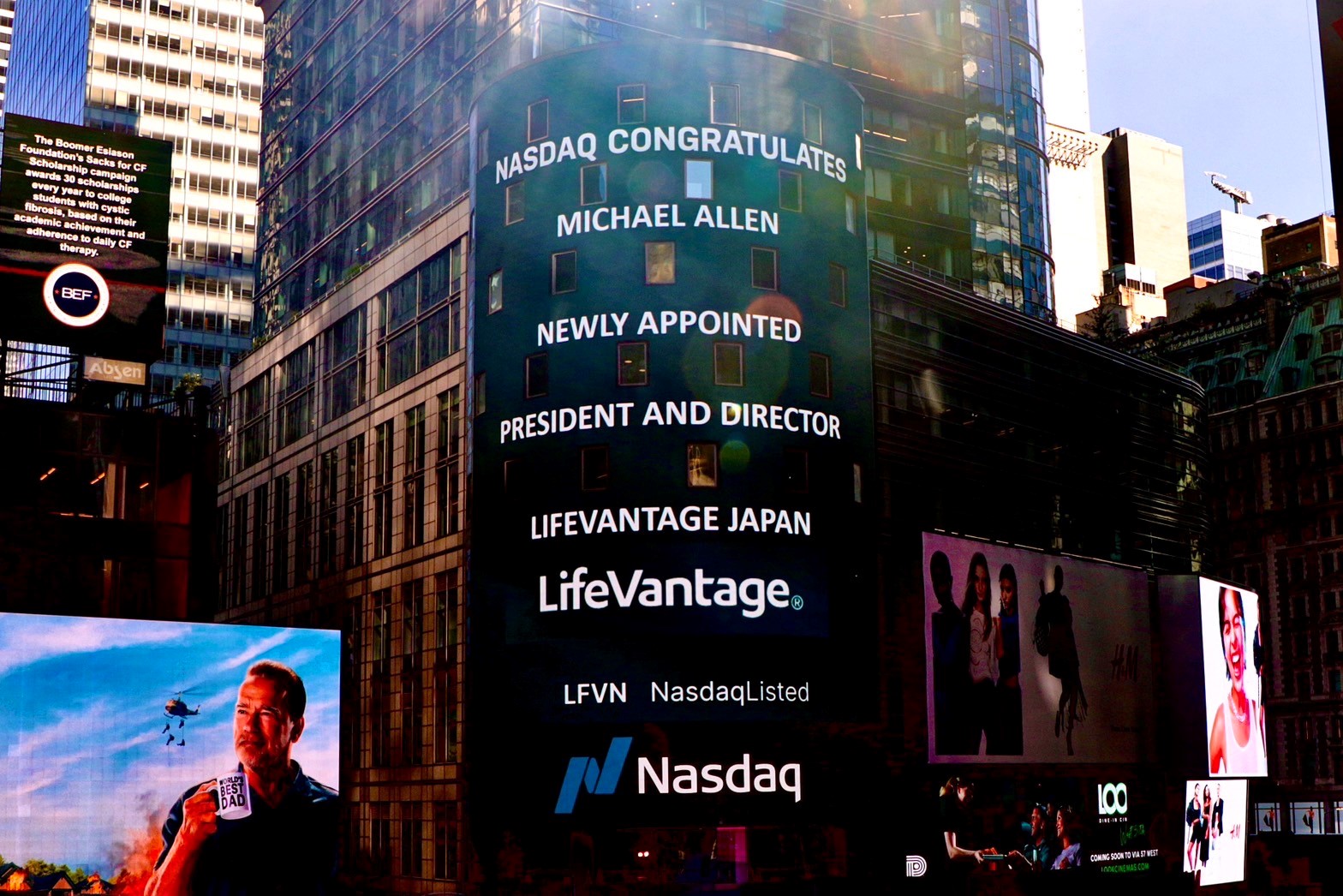 ナスダック、ニューヨーク・タイムズスクエア電光掲示板で、ライフバンテージジャパン新社長マイケル・アレンの就任を祝福｜ライフバンテージジャパン