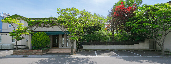 函館市乃木町に佇むペシェ・ミニヨンの店舗