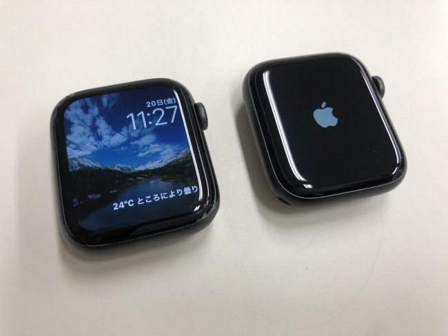 左：Apple Watch Series5、右：Series4