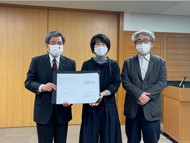 ▲協定締結式を3月8日に実施 （写真左から、熊本県知事 蒲島郁夫氏、ジャパンハート理事長 吉岡春菜、ジャパンハート最高顧問 吉岡秀人）