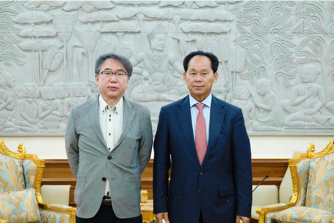 左:吉岡秀人(ジャパンハート創設者・最高顧問・小児外科医)右:チア・ソパラ氏(カンボジア副首相兼国土整備・都市計画・建設大臣) 左:吉岡秀人(ジャパンハート創設者・最高顧問・小児外科医)右:チア・ソパラ氏(カンボジア副首相兼国土整備・都市計画・建設大臣)