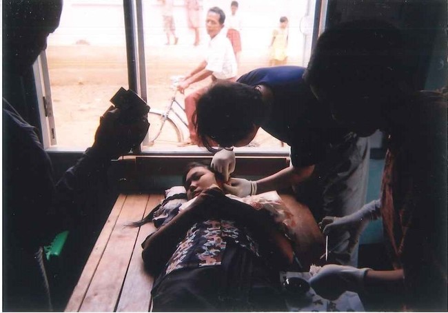 ミャンマーで活動開始した当初は、オペ台の代わりに木製テーブルを使う等、厳しい医療環境だった