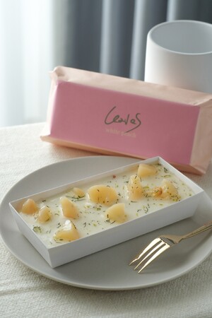 レアチーズケーキBOX　白桃　￥2,500-(税込)