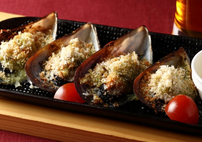 エキシティ広島店限定「広島ムール貝のガーリックパン粉焼き」880円　ムール貝とガーリックの相性が抜群です。