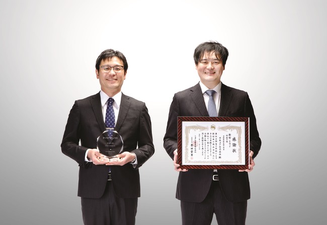 ゴアプロダクト・スペシャリスト、西村晋一（左）と松浦 豊洋（右）は、トヨタ自動車株式会社より　「プロジェクト表彰　技術の部」を受賞