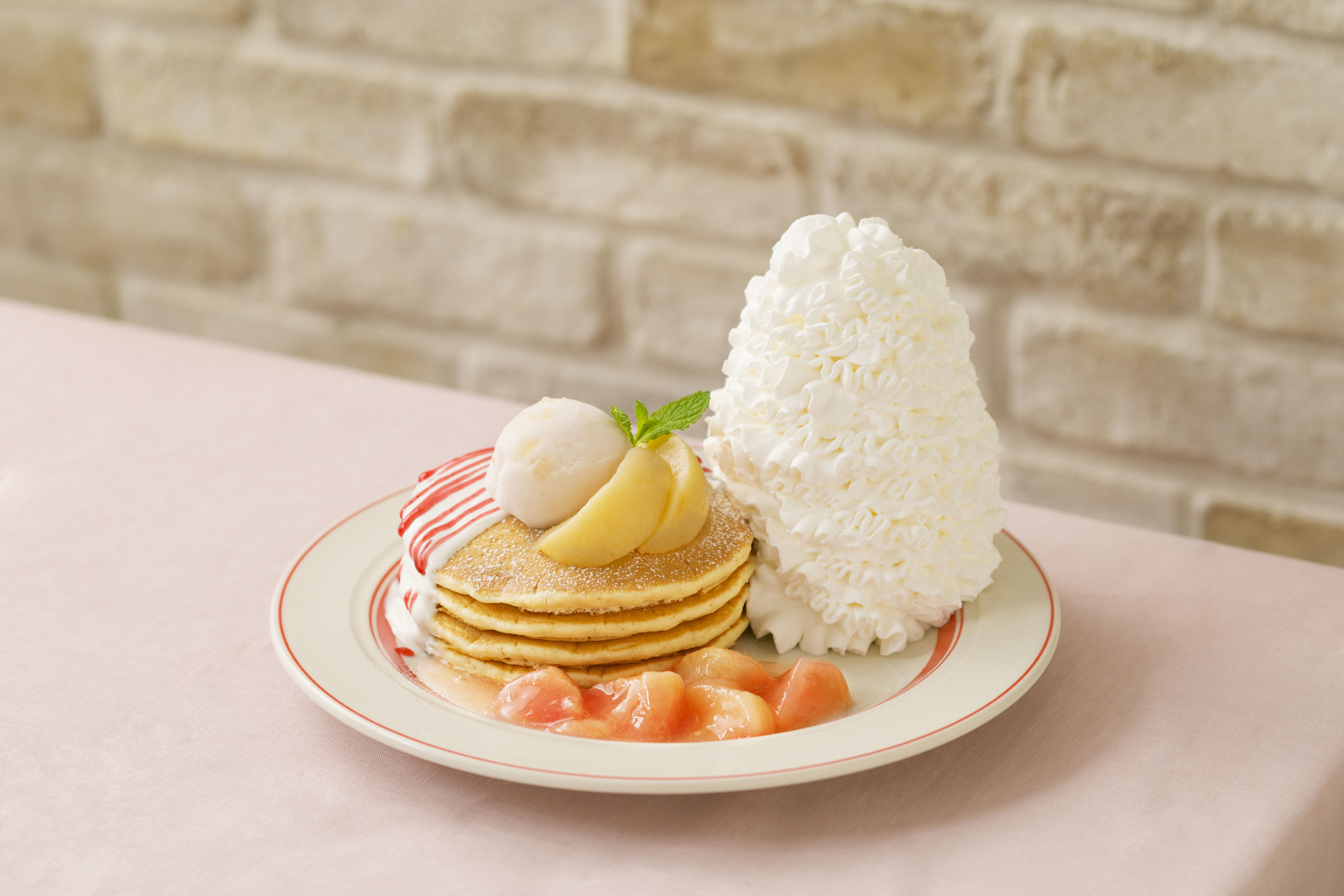 Eggs N Thingsより 桃尽くし のパンケーキが登場 白桃とヨーグルトソースのパンケーキ 19年6月25日 火 7月31日 水 期間限定販売 Eggs N Things Japan株式会社のプレスリリース