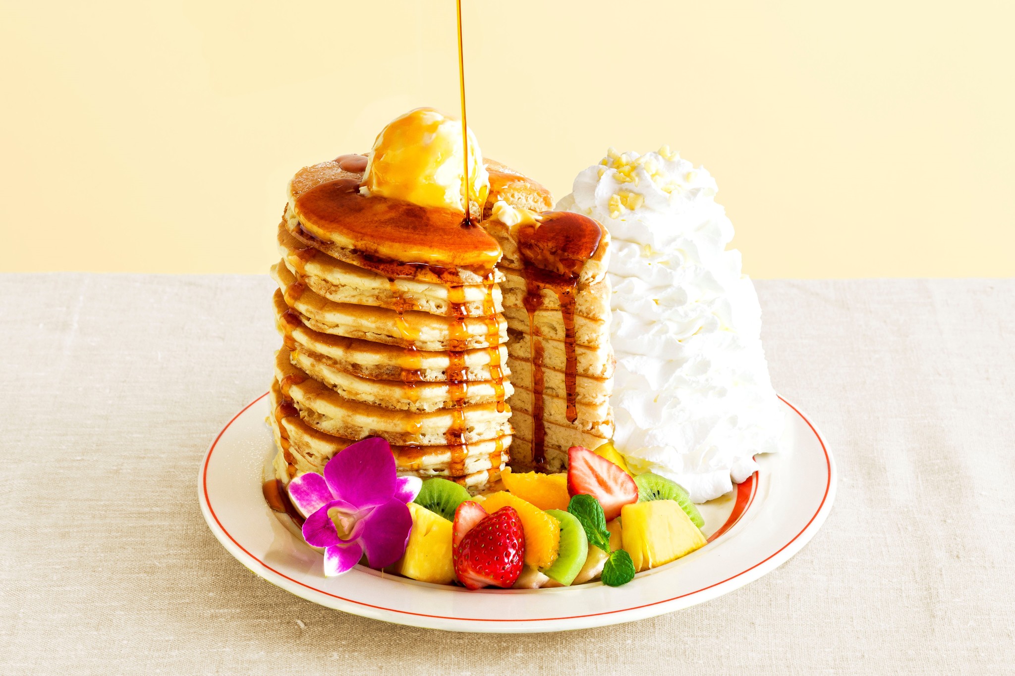 日本上陸10周年を記念して感謝の10枚重ねパンケーキが登場 10th Anniversary Pancakes 2種のコンビベネディクト 2月28日 金 3月31日 火 期間限定販売 Eggs N Things Japan株式会社のプレスリリース