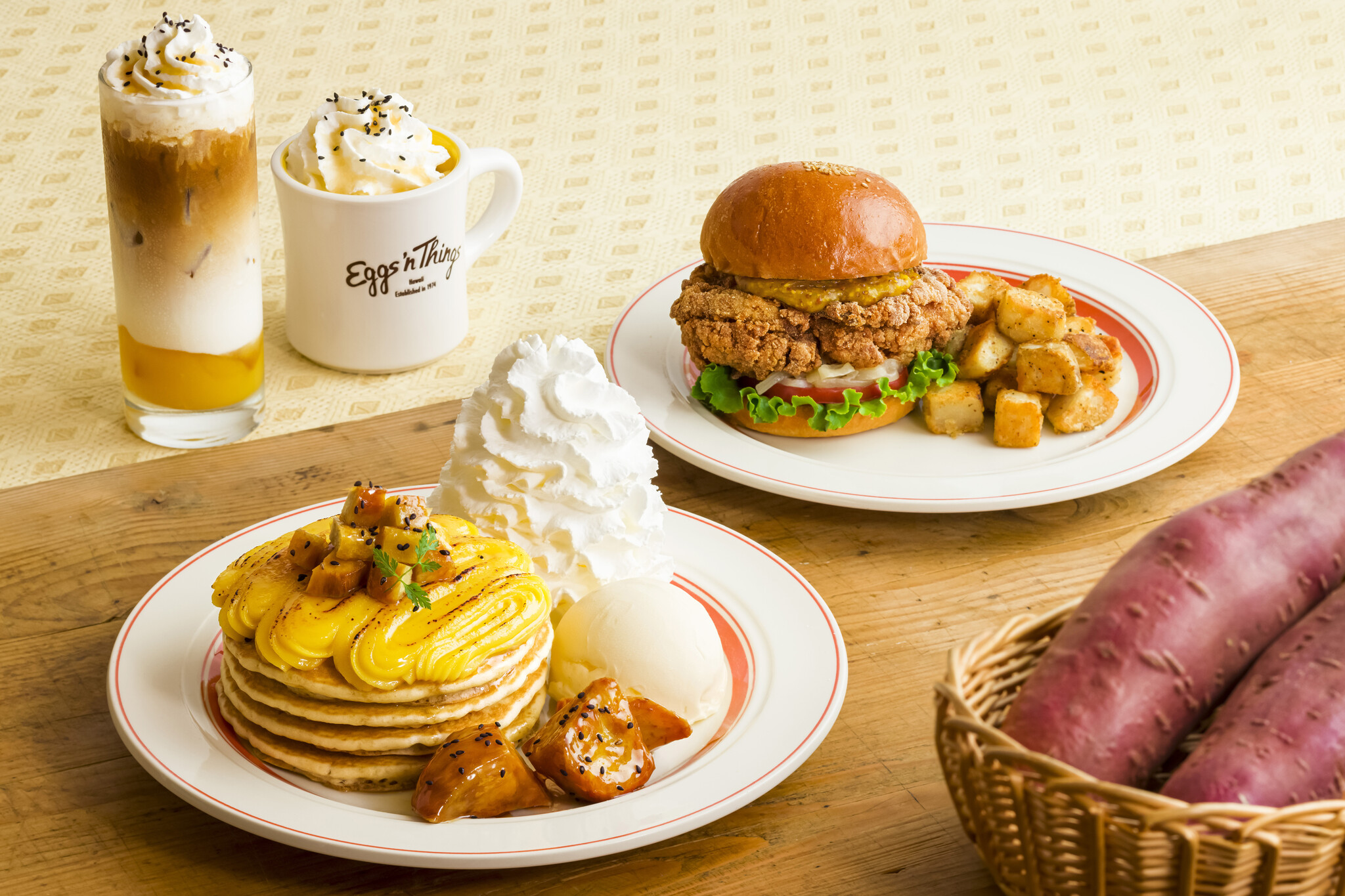 Eggs ’n Thingsから、秋ならではの期間限定メニューが登場！「大学いも＆スイートポテトパンケーキ」「モチコチキンバーガー（ハニー