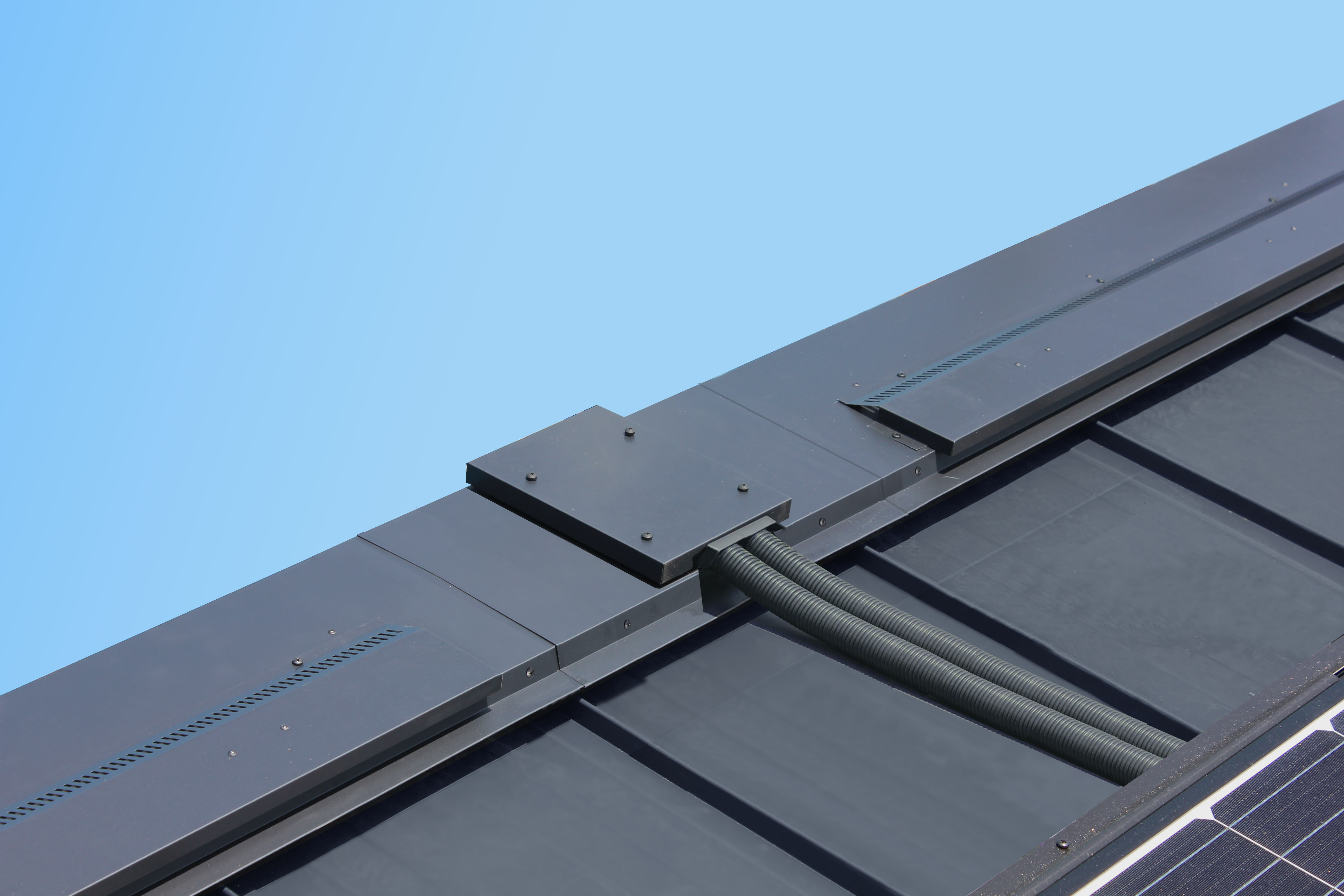 緩勾配の片流れ屋根で太陽光パネル設置の困り事を解決入線ユニット片流れ双快用を発売 株式会社トーコーのプレスリリース