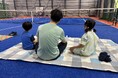 猛暑で外遊びができない子どもたちへ子育て社員の思いから生まれた「コートピクニック」をテニスラウンジで開催