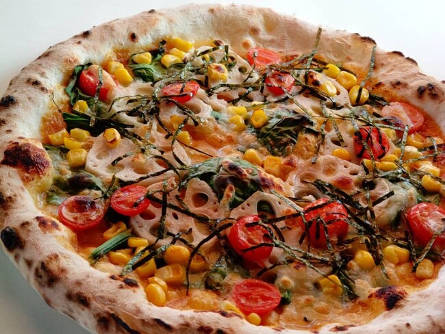 佐賀県の美味しさが詰まったピザ 生地:県産小麦「はる風ふわり」、加唐島産「一の塩」、「椿油」 トッピング:県産野菜(れんこん、海苔、トマト、ほうれん草) 佐賀県の美味しさが詰まったピザ 生地:県産小麦「はる風ふわり」、加唐島産「一の塩」、「椿油」 トッピング:県産野菜(れんこん、海苔、トマト、ほうれん草)