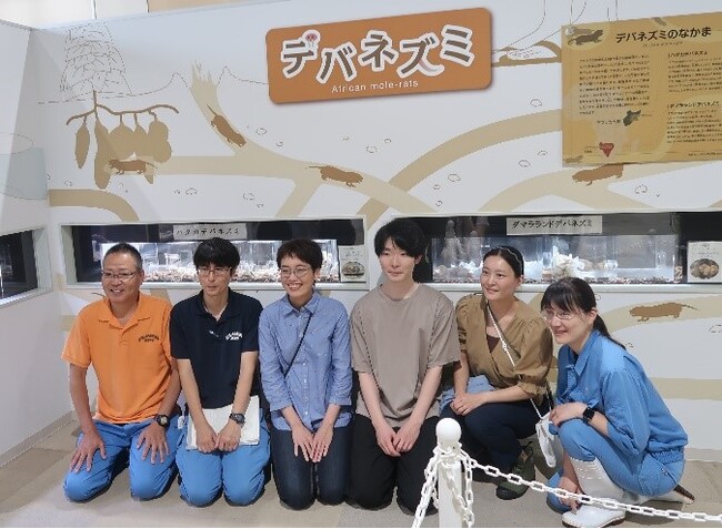 三浦教授（左から3人目）及び三浦研究室と動植物園のスタッフ