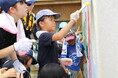 卒業記念のウオールアートを制作「DIY大作戦in比奈知小学校」