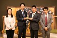 【川崎市市制100周年記念事業】「UNI COFFEE ROASTERY 川崎市役所」がコラボによる3つの新商品の開発を市長に報告しました!