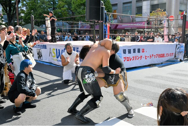 リングステージを飛び越えてプロレス試合!