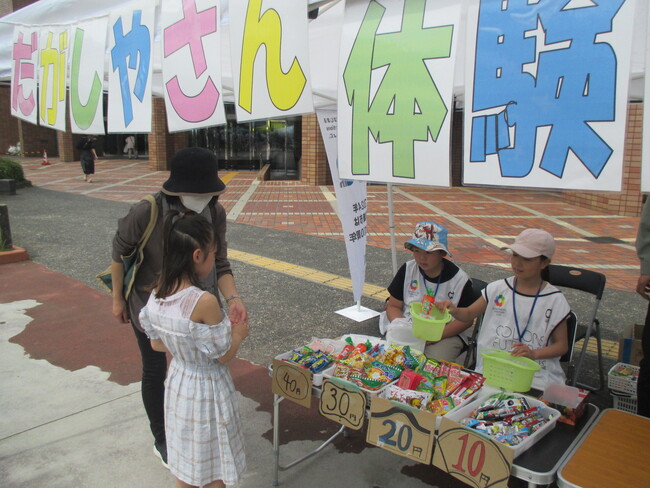 子どもたちが駄菓子屋さんの体験ができます