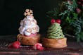 クリスマス限定!パティシエがお席にてブリュレするデザート。手土産に最適なクリスマスデコレーションフランも。