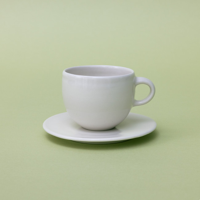 〈瀬古有美〉 白磁 カップ＆ソーサー ¥4,400（税込）
