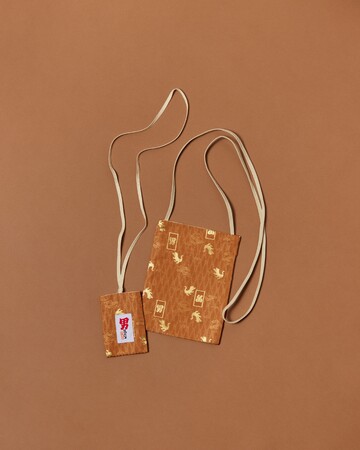 (左から)鳥居織物 お守り入れ 価格:¥3,080(税込)、 鳥居織物 サコッシュ 価格:¥5,500(税込) (左から)鳥居織物 お守り入れ 価格:¥3,080(税込)、 鳥居織物 サコッシュ 価格:¥5,500(税込)