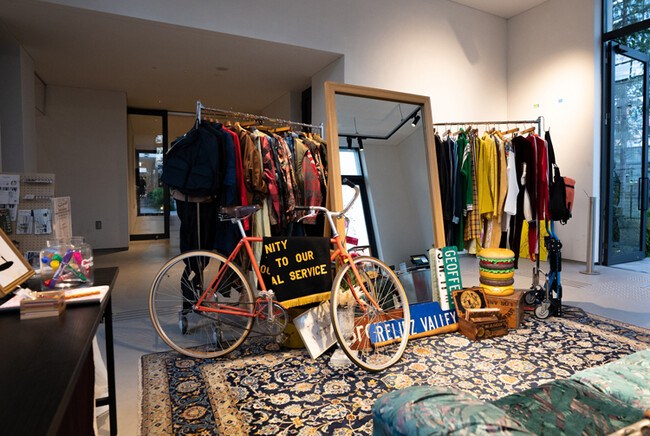 趣味のレコードやアート、自転車など好きなもので溢れている大学生の部屋がテーマとなっている内装