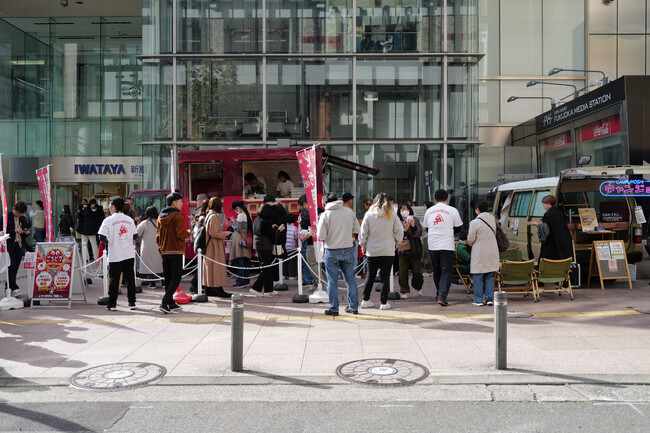 岩田屋本館前にてピザレボキッチンカーと、キャンジョキャンピングカー。