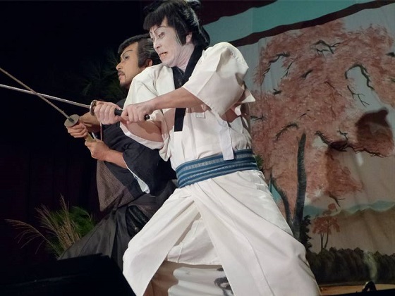 熱演する地元の若者 熱演する地元の若者