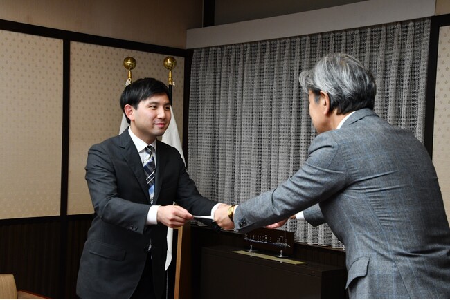 委嘱状を受け取る河野さん