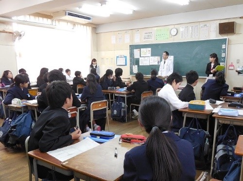大阪市の中学校でキャリスタを行う様子
