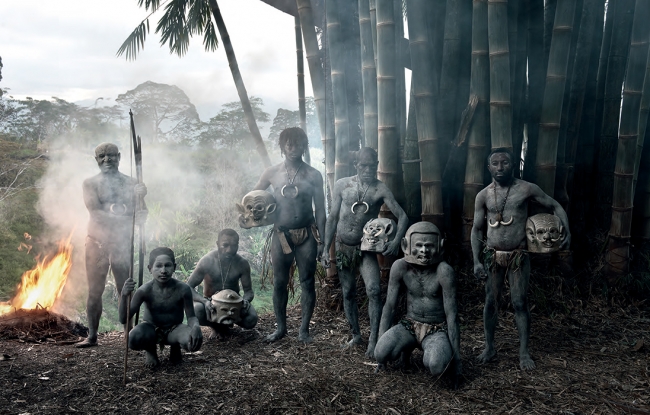 【アサロ／パプアニューギニア】敵の部族を威嚇するため、アサロ・マッドメン（泥男）は自分の体を泥で覆い、恐ろしげな仮面をかぶって槍を振り回す。長い間、アサロは泥と仮面を身につけては早朝に他の村々を訪れ、脅し回ったという。（2010年撮影）