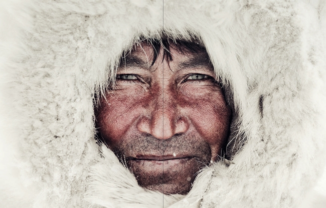 【ネネツ／ロシア】トナカイを飼う遊牧民ネネツは1000年以上にわたって、 地球上で最も住みにくい場所の一つ（最低気温-50℃）で暮らしてきた。 男たちはマリツァという、 フードのついたコートを纏う。 マリツァは4頭くらいのトナカイの皮からできたもので、 内側が毛皮、 外側がなめし革になっている。 （2011年3月撮影）