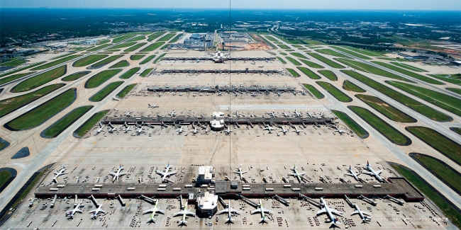 巨大なハブ空港から小さな飛行場まで 旅情を誘う世界の空港73選 写真集 新 世界の空港 発売 株式会社パイ インターナショナルのプレスリリース