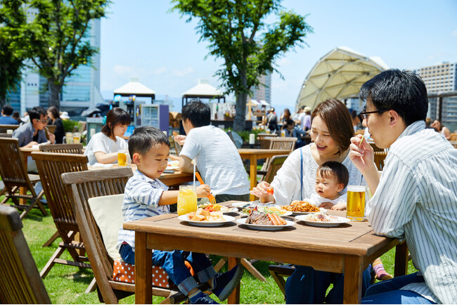 天然芝広がる屋上ガーデンにてシェフが焼き上げるグリル料理を青空のもと心行くまで満喫　～ゴールデンウィーク ＢＢＱランチブッフェ～