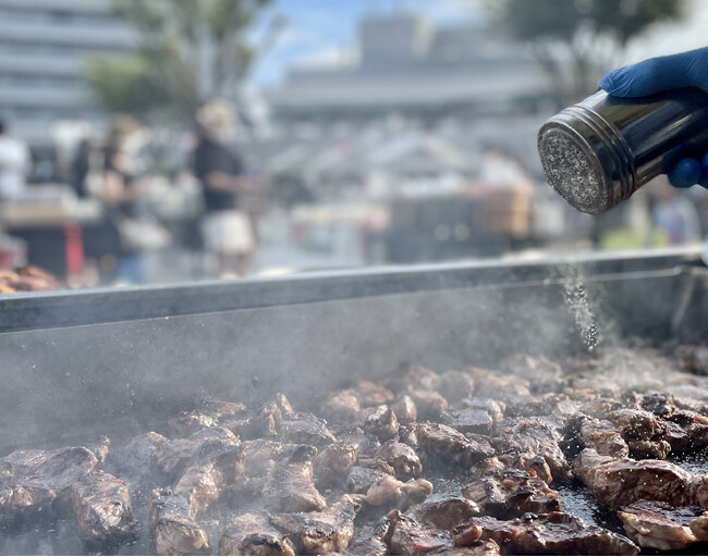 シェフが豪快に焼き上げるグリル料理