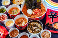 ホテルブッフェ初！「辛ラーメン」の農心ジャパンと『韓国ブッフェ K-Food Holic Vol.2』で特別コラボ！話題のラーメン自動調理機やホテルシェフ考案のアレンジメニューがブッフェで楽しめる