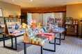 ホテル内に大阪の銘菓やプリンスホテル商品が購入できる「The Shop」が8月3日オープン！店内には大阪・関西万博で親しまれた「おいしい老舗のたからばこ」が復活＆もずやんの撮影会も