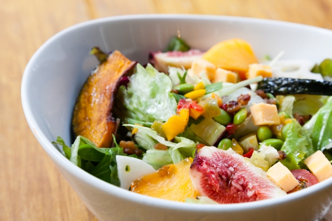 旬野菜と季節の果実のパワーサラダ〜メープル柚子ドレッシング（EAT MORE GREENS）
