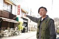 マキタスポーツ 初の漂流は川崎大師駅からディープな通りを進んだ先にひょっこりと現れた酒場へ「ロビンソン酒場漂流記」」