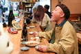 マキタスポーツが❝さま酔う❞ 雨の降る夕暮れ時 鶴川駅から歩いて35分の心も身体が暖まる「ロビンソン酒場」へ