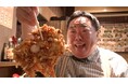 【BS日テレ】「ドランク塚地のふらっと立ち食いそば」まるでお好み焼き!?巨大かき揚げに笑いが止まらない! 立ち食いそばの激戦区・新橋で新たな出会いが! 新橋に世界初の博物館!?