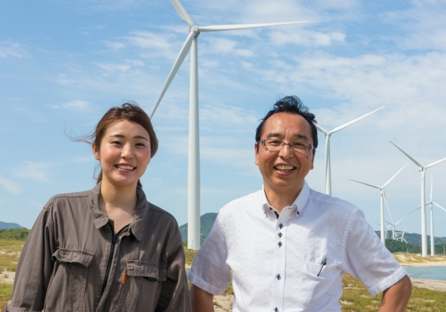 島根県江津市産：紺碧の日本海を吹き抜ける浜 風で作られた風力発電の電気